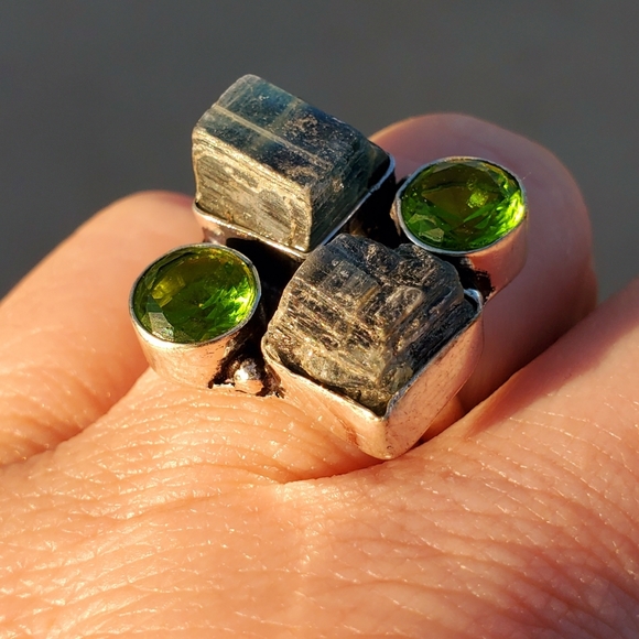 New Rough Kyanite & Peridot 925 Silver Ring. - Picture 6 of 16